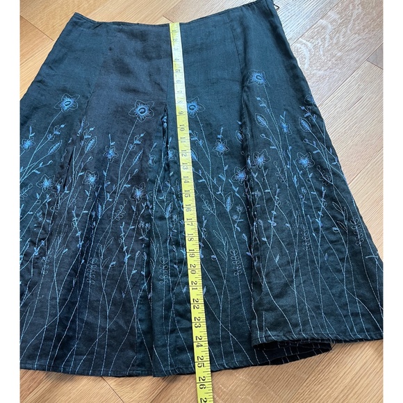 Anne Carson Black Linen Pleated Boho Midi Skirt with Floral Embroidery - Picture 8 of 8